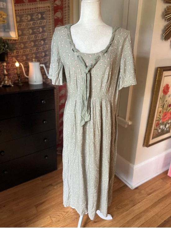 Sunshine Starshine Dresses & Skirts - Vintage 90s Sage Green Floral Dress